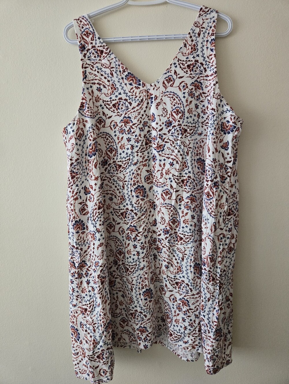 Reitmans XL White With Blue & Burgundy Sleeveless V-Neck Paisley Print Dress